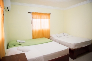 Apartamento de 1 Habitacion para 5 - incluye cocina, aire, sala-comedor, TV, cable, wi-fi y parqueo. RD$1,899/noche