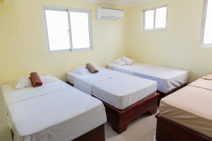 Apartamento 1 Habitacion con camas separadas, cocina, sala-comedor, wi-fi, aire, TV, cable y parqueo. RD$1,899/noche