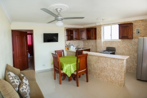 Apartamento de 1 Habitacion ideal para 2 - incluye cocina, aire, sala-comedor, TV, cable, wi-fi y parqueo. RD$1,699/noche