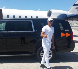 Chayanne, llegando a su jet privado en Transekur.